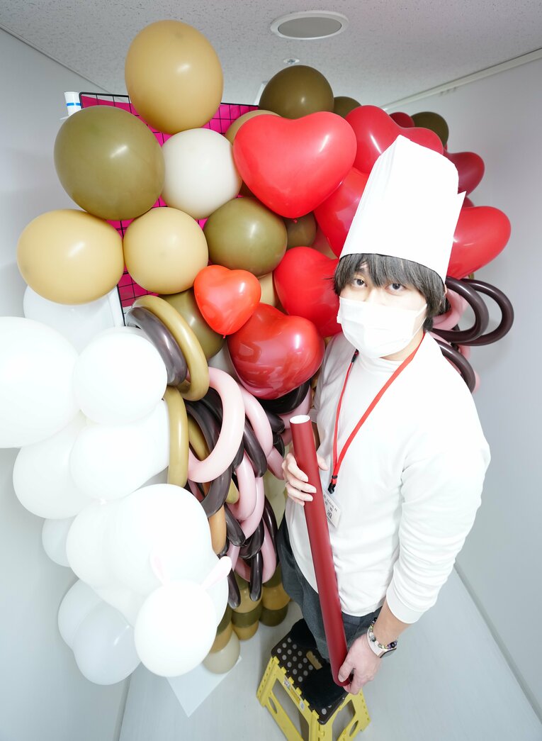 第4局、対局直後の撮影用のテスト撮影。バルーンアートも使うなど一枚のために労力を惜しまない。モデルは河野さん　写真はスポーツニッポン写真映像部提供