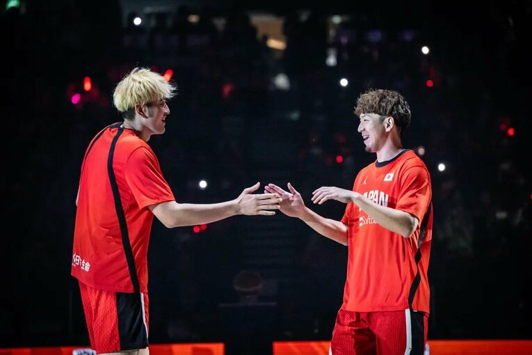 現在はチームメイトを鼓舞するなどホーバスHCをして「わかっている選手」と評される比江島　©FIBA