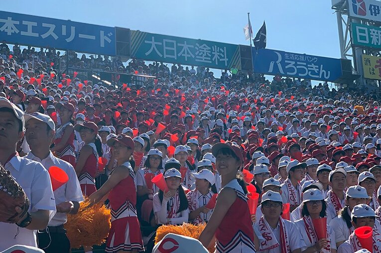 智弁和歌山のアルプススタンドの壮観。一糸乱れぬ大勢の応援と、『ジョックロック』など魔曲で盛り上がるその風景は圧倒的だ。 ／ photograph by Yukiko Umetsu