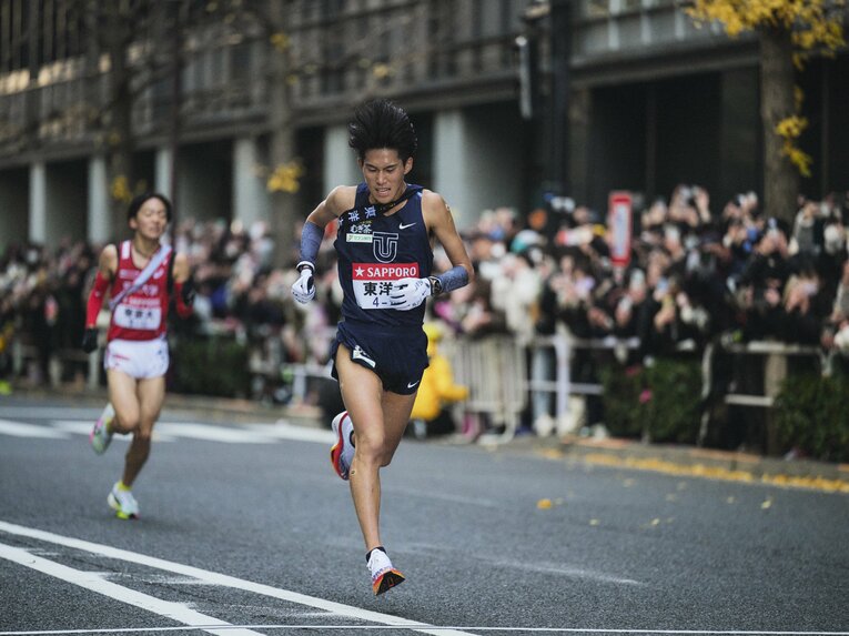 【2025箱根駅伝】帝京大、東京国際大、順大との4つ巴のシード権争いから9位に入った東洋大のアンカー・薄根大河（2年）　©Yuki Suenaga