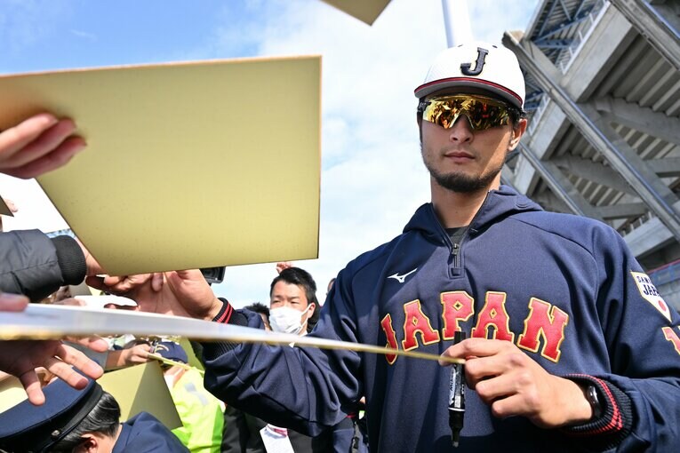 ファンのサインに応じるダルビッシュ　©︎HIdeki Sugiyama