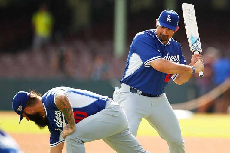 2014年の1枚。当時ドジャース所属のエイドリアン・ゴンザレスもクリケット用バットで練習していたそうだ　©Getty Images