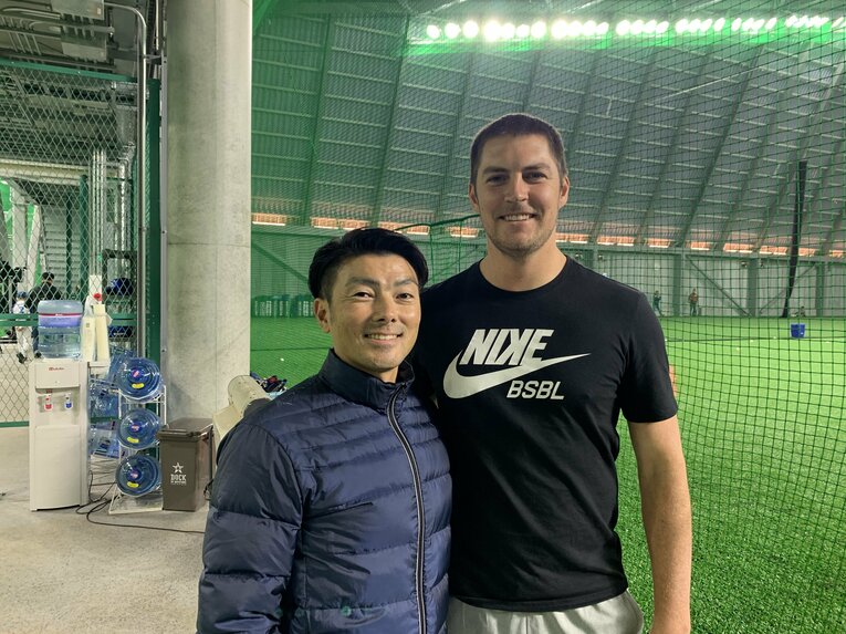 壁谷さんとバウアー　写真は球団提供