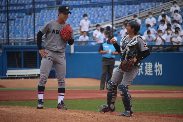橋本達弥投手（3年）のもとに笑顔で駆け寄る福井　©︎Mamu Takagi