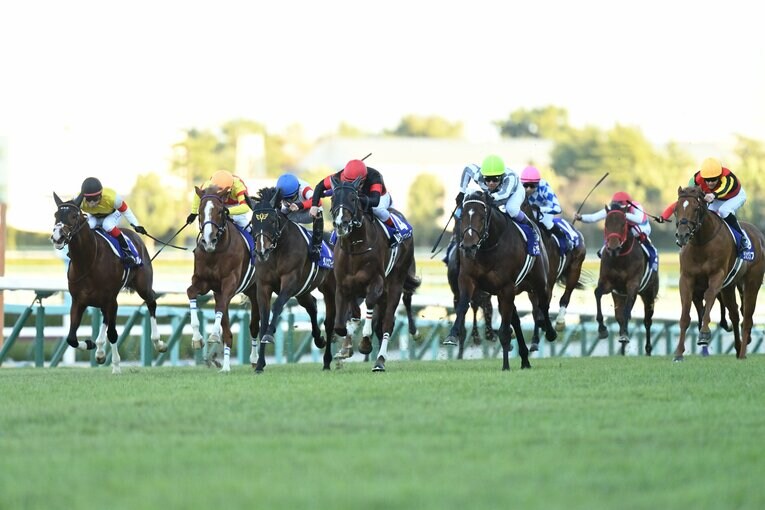 中央黄色い帽子がドウデュースと武豊