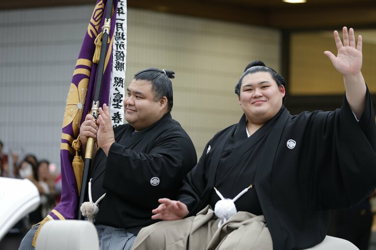 大の里（右）の優勝パレードでは「叔父」である高安が旗手を務めた　©Kiichi Matsumoto/JMPA