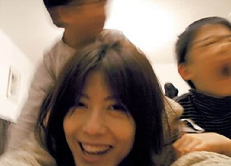 2児の母親でもある小島さん。「やんちゃな息子たち」を育てながら、月～金の週5日「キラ☆キラ」のメインパーソナリティーを務めている                      