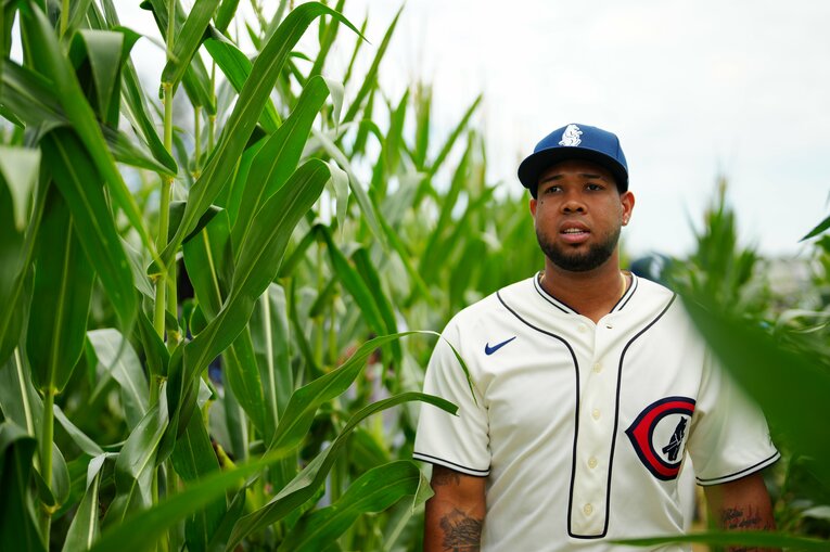 2022年8月、アイオワ州の「MLBフィールド・アット・フィールド・オブ・ドリームス」で行われたカブス対レッズ戦前に、トウモロコシ畑を歩くエスピノーザ　©Getty Images