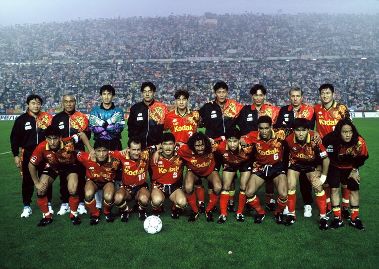 Jリーグ開幕に沸いた93年のオールスター戦。EAST（東軍）のメンバーには三浦知良（カズ）やラモス瑠偉のほか、井原正巳、北澤豪、加藤久、柱谷哲二など名選手がずらり　©BUNGEISHUNJU