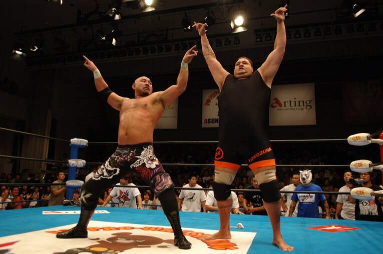 武藤敬司とプロレス・ラブのポーズを決める曙　©Essei Hara