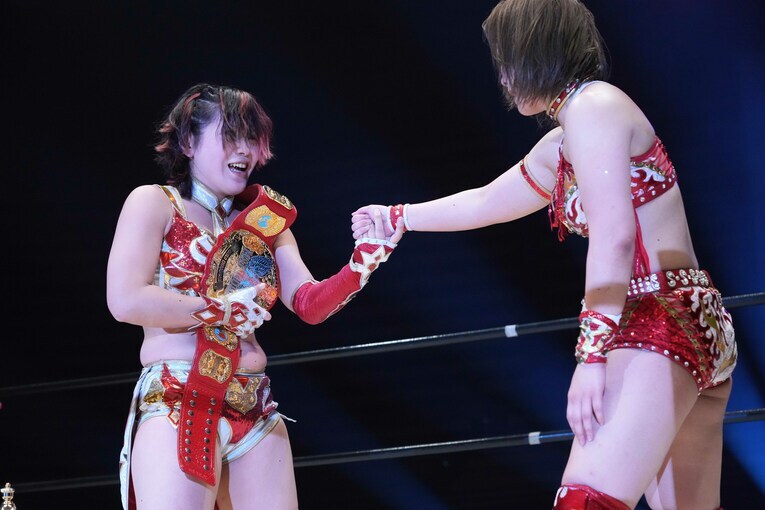 試合後、林下詩美を称えるSareee　©Essei Hara