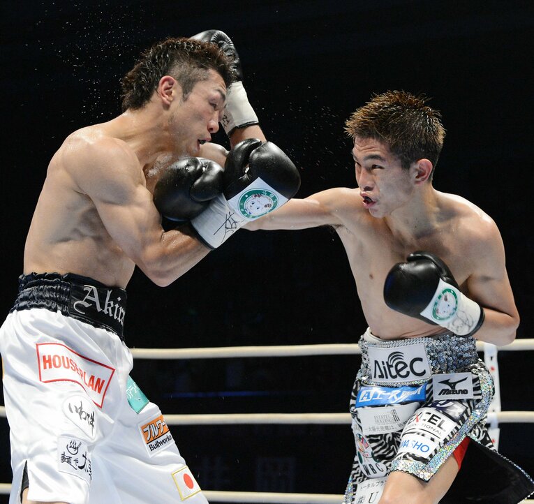 井岡の猛攻を受ける八重樫。左目が塞がった状態で戦っていた　©JIJI PRESS