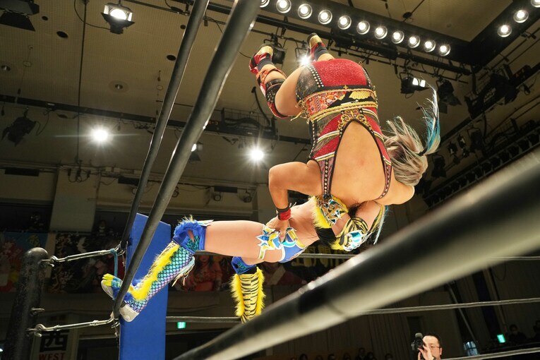 雪崩式のブレーンバスターを放つウナギ・サヤカ　©Essei Hara