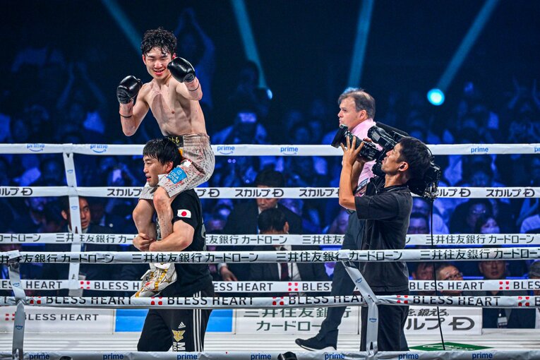 加藤トレーナに肩車される寺地　©︎Takuya Sugiyama