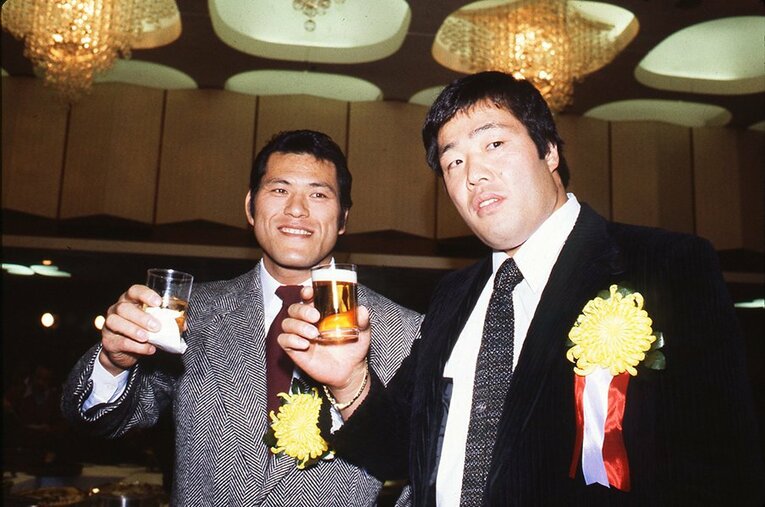 1982年度のプロレス大賞受賞式でのアントニオ猪木とジャンボ鶴田 ／ photograph by Moritsuna Kimura/AFLO