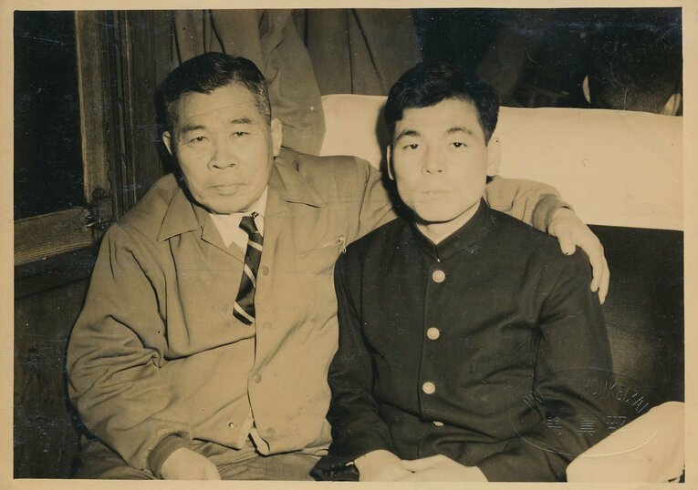 恩師・岡部平太と写真に収まる田中茂樹（本人提供）