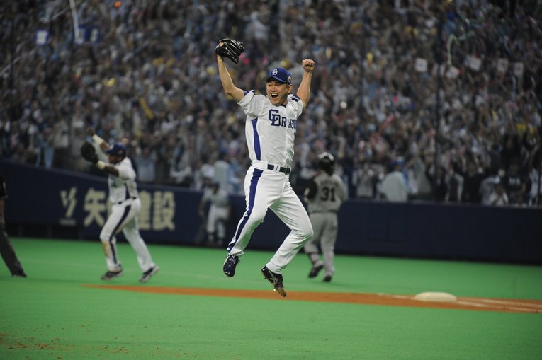 継投に成功し飛び上がって喜ぶ岩瀬　©BUNGEISHUNJU