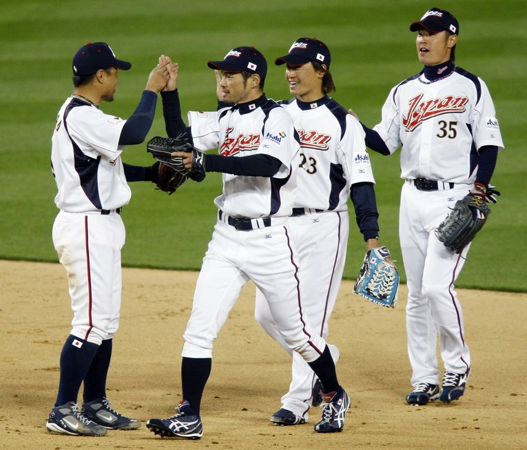 第2回WBCに出場した亀井（右端、写真は準決勝アメリカ戦）　©REUTERS/AFLO