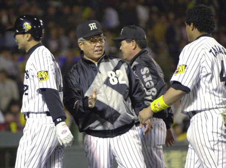 阪神時代の野村監督。1年目、2年目と一時は首位に立った時期もあったが、結局在任した3年連続で最下位に終わった　©JIJI PRESS