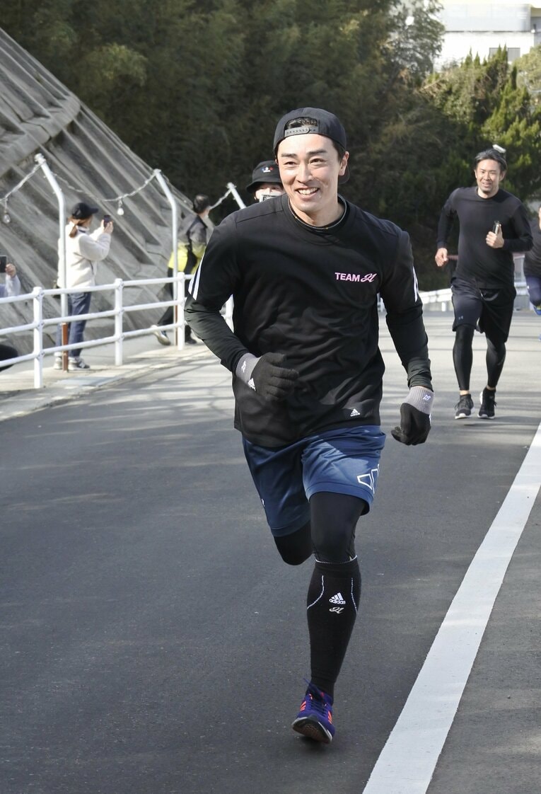 自主トレで坂道ダッシュをするソフトバンク和田　©︎JIJI PRESS