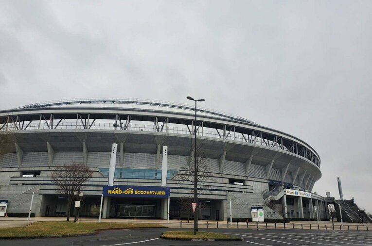 今季からNPBの二軍に参入したオイシックス新潟アルビレックスは2月1日に本拠地のハードオフエコスタジアム新潟で始動。午後には小雪が舞った ／ photograph by Shunsaku Sakai