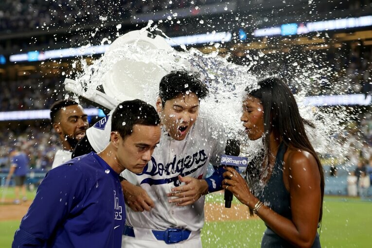 サヨナラ満塁弾で「40-40」を達成した大谷翔平にテオスカー・ヘルナンデスが手荒い祝福（1枚目／全2枚）©Getty Images