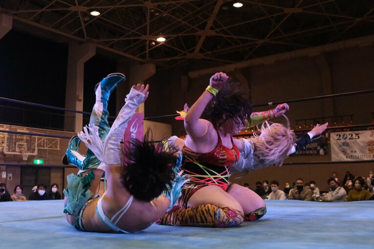 「可憐ですねぇ」人気女子レスラー・安納サオリに観客もウットリ…初の凱旋大会に滋賀が沸いた日「“絶対不屈彼女”は泣かないんです」(97)