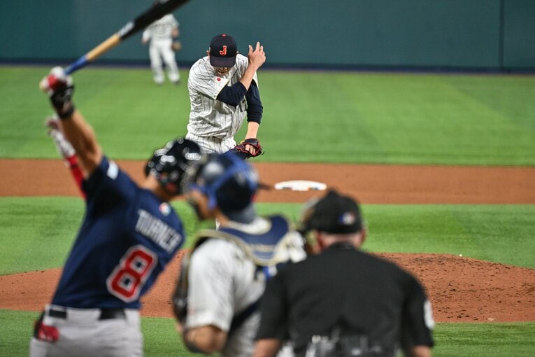 アメリカ戦3回、ターナーを空振り三振で抑えた戸郷　©Naoya Sanuki