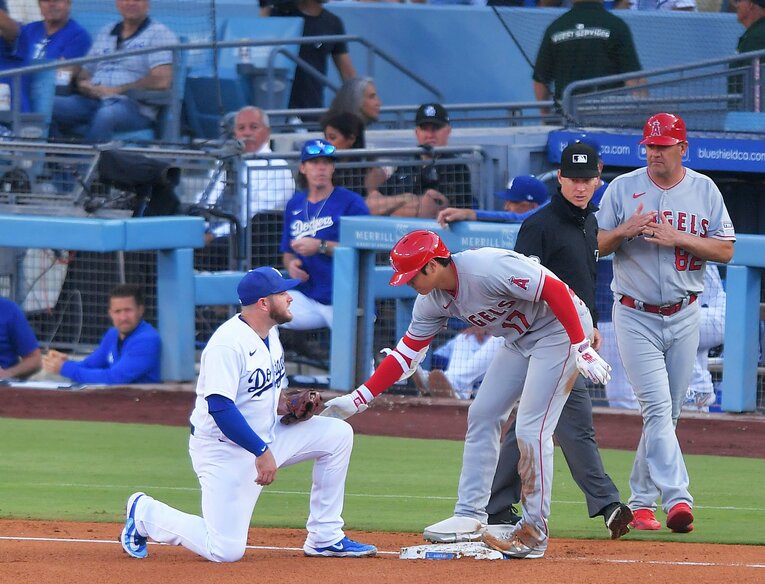 23年7月ドジャース戦の3回、三塁打を放ち滑り込んだ後、相手野手に手を差し出すエンゼルスの大谷　©JIJI PRESS