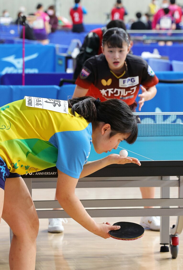 2022年の全日本タ級ジュニア女子シングルス5回戦での張本美和vs平野亜子（平野美宇の妹）　©JIJI PRESS
