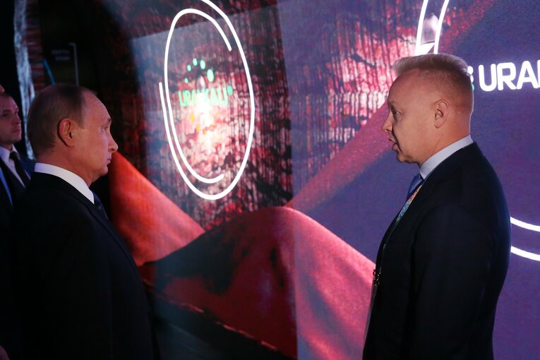 2017年、カザフスタンでの国際展覧会でプーチンと言葉をかわすドミトリー・マゼピン（右）　©Getty Images