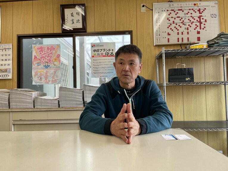 新聞販売店でオーナーを務める元中日・前原博之さん　©NumberWeb