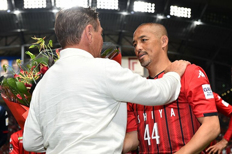 2019年の退団セレモニーで、ミシャから労われる小野伸二。コンサドーレ復帰でどんな妙技を見せてくれるか ／ photograph by J.LEAGUE