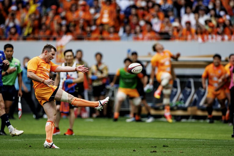 外へ蹴り出すSOフォーリー　©︎Kiichi Matsumoto　