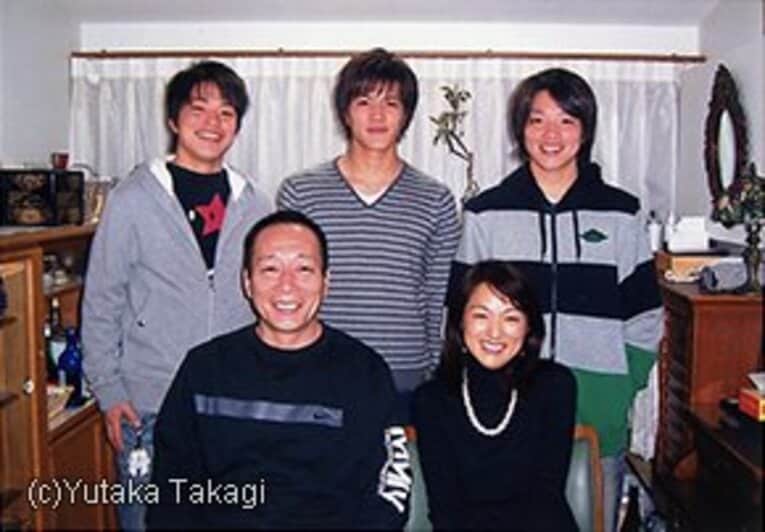 和枝夫人と（左から）三男・大輔、長男・俊幸、次男・善朗を育んだ