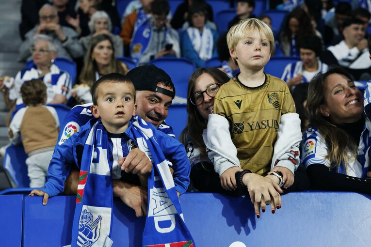 目の前のスターに目を奪われるソシエダの子供ファン（撮影写真は右に続きます）　©Daisuke Nakashima