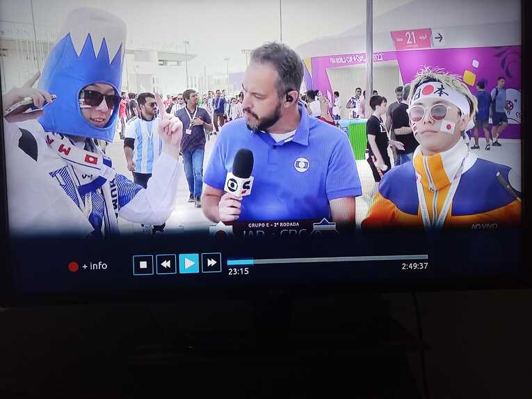 試合前、ブラジルのTVのレポーターがアニメ「NARUTOーナルト」と富士山のコスプレをした日本人ファンにインタビュー。「ナルト」に扮した若者は、スコア予想を聞かれて「7対0」と答えていた