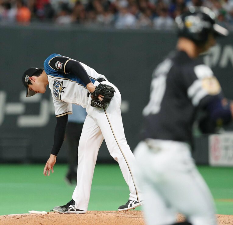 2017年8月31日、大谷翔平からホームランを放った福田秀平（手前）©︎JIJI PRESS