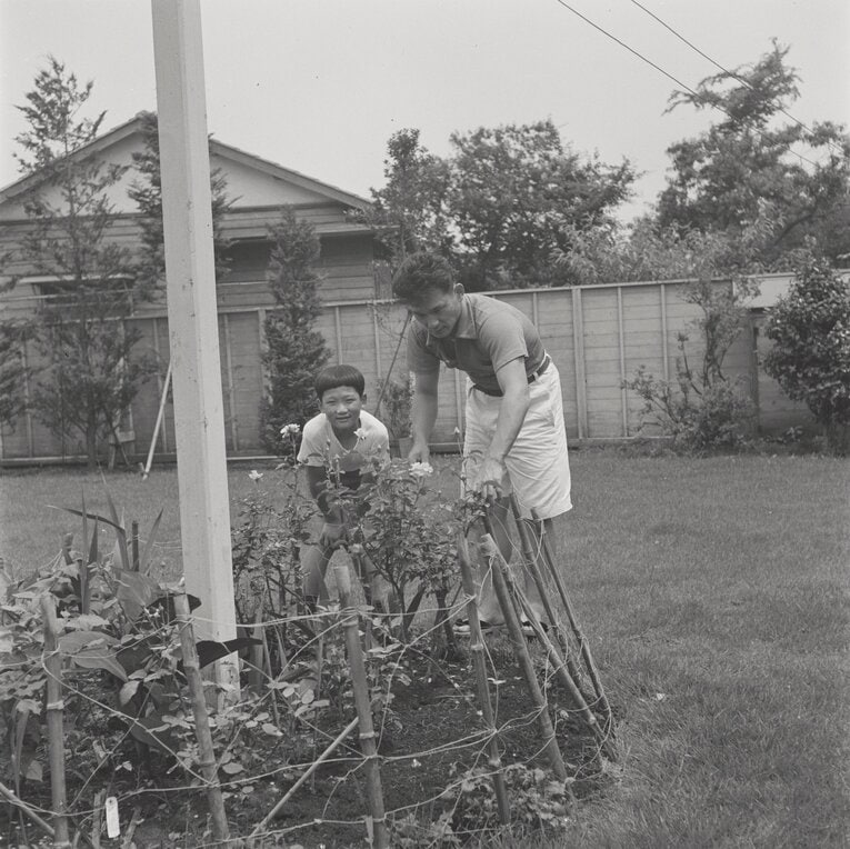 愛息と休日を過ごす川上哲治さん　昭和30年撮影 ©︎BUNGEISHUNJU