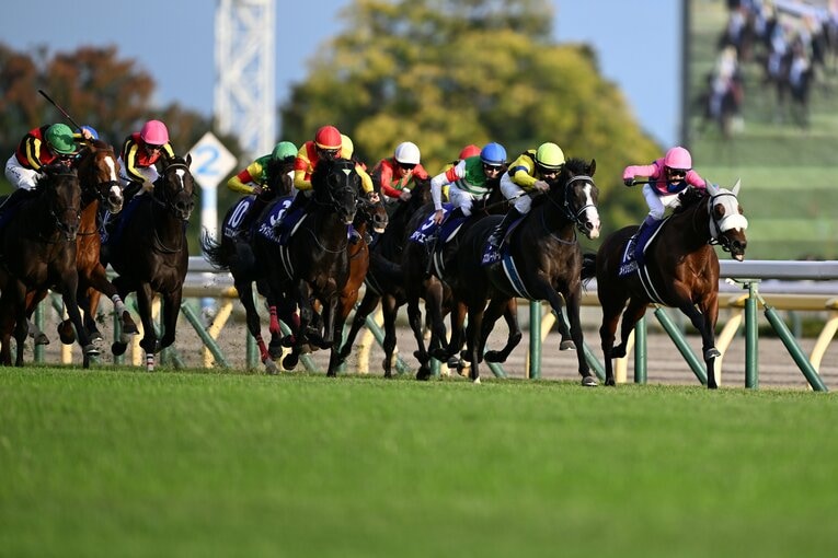 先頭のマスカレードボールをジャスティンパレス、ミュージアムマイルが追う　©Keiji Ishikawa