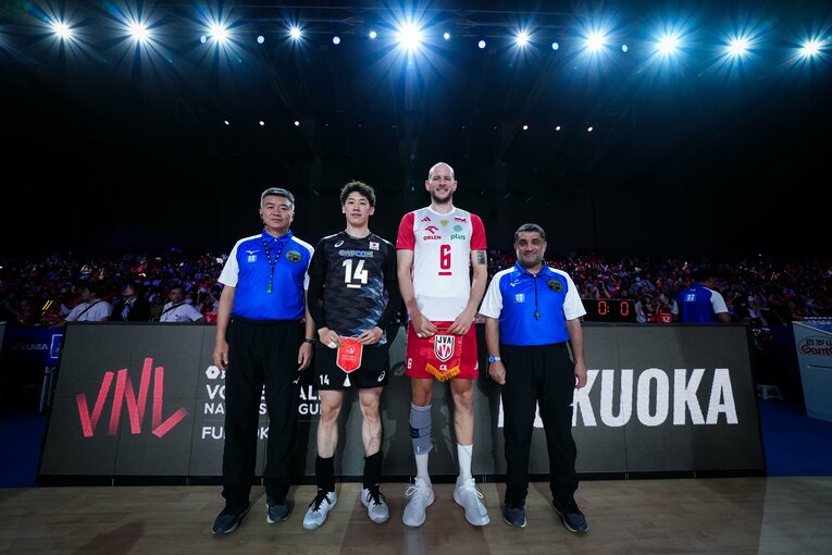 石川祐希、バルトシュ・クレク（VNLポーランド戦）　©︎Volleyball World