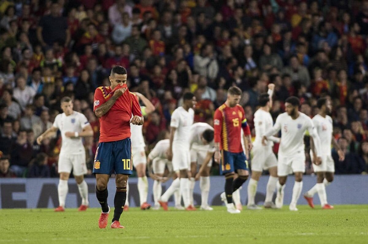 つなぐも崩せずイングランドに敗北 スペインはw杯惨敗から停滞したまま 海外サッカー Number Web ナンバー