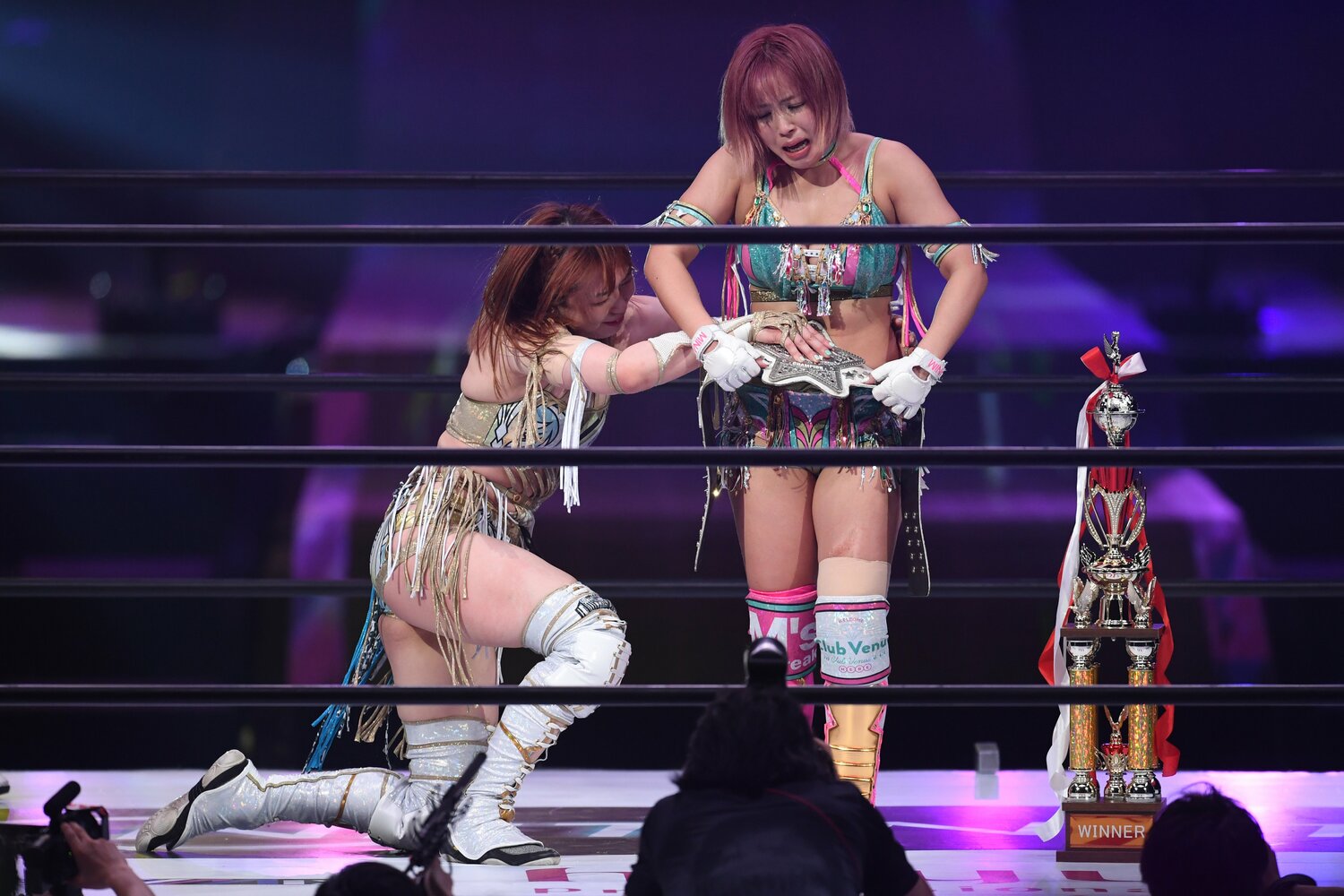 新王者・白川未奈の腰に白いベルトを巻く上谷沙弥