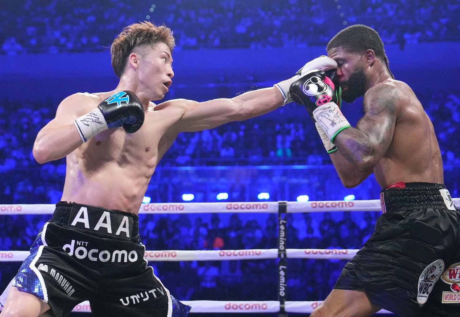 鼻血を流すフルトンにジャブを打ち込む井上尚弥　©Naoki Fukuda