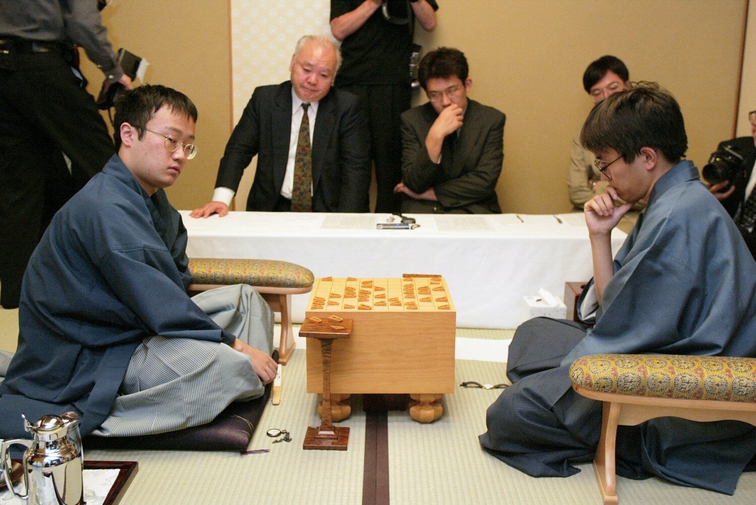 2003年、第51期王座戦第1局。当時渡辺は19歳、羽生は32歳だった　©JIJI PRESS