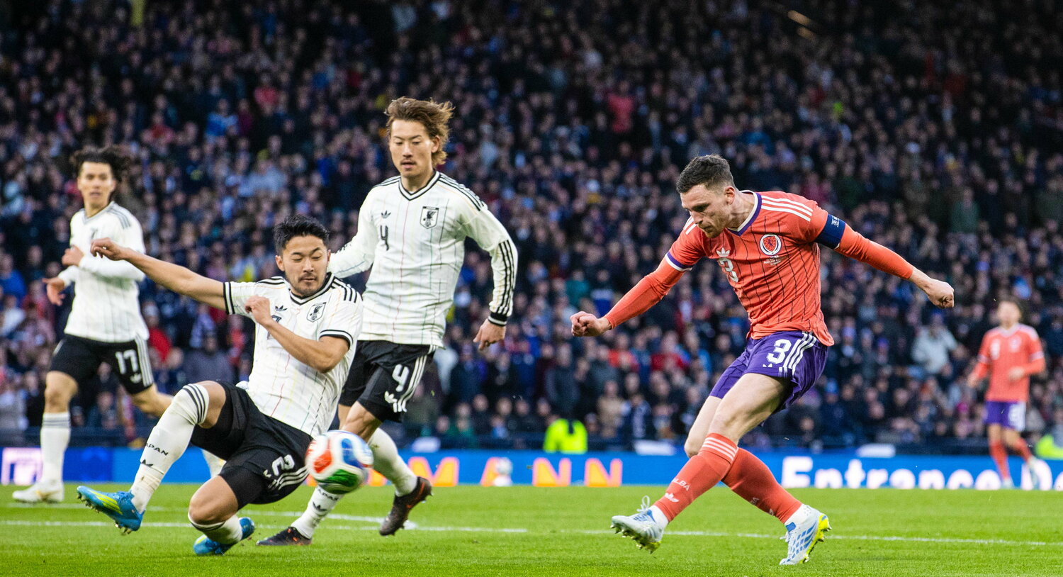 ロバートソンが迎えた決定機（写真は右に続きます）　©Getty Images