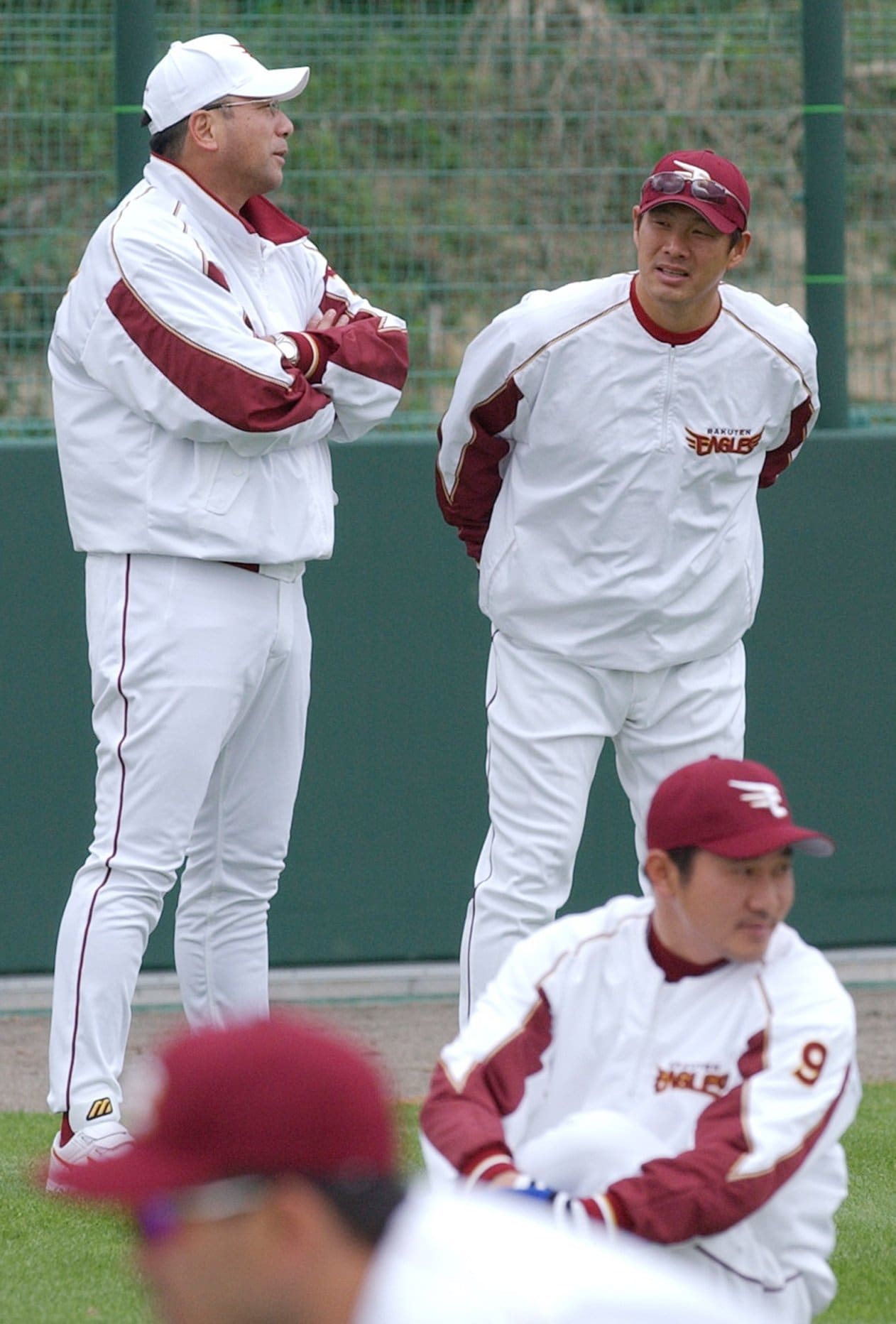 田尾監督からの熱烈オファーで楽天入りした山崎武司（当時36歳）。写真は2005年2月のキャンプ、駒田徳広コーチと　©JIJI PRESS