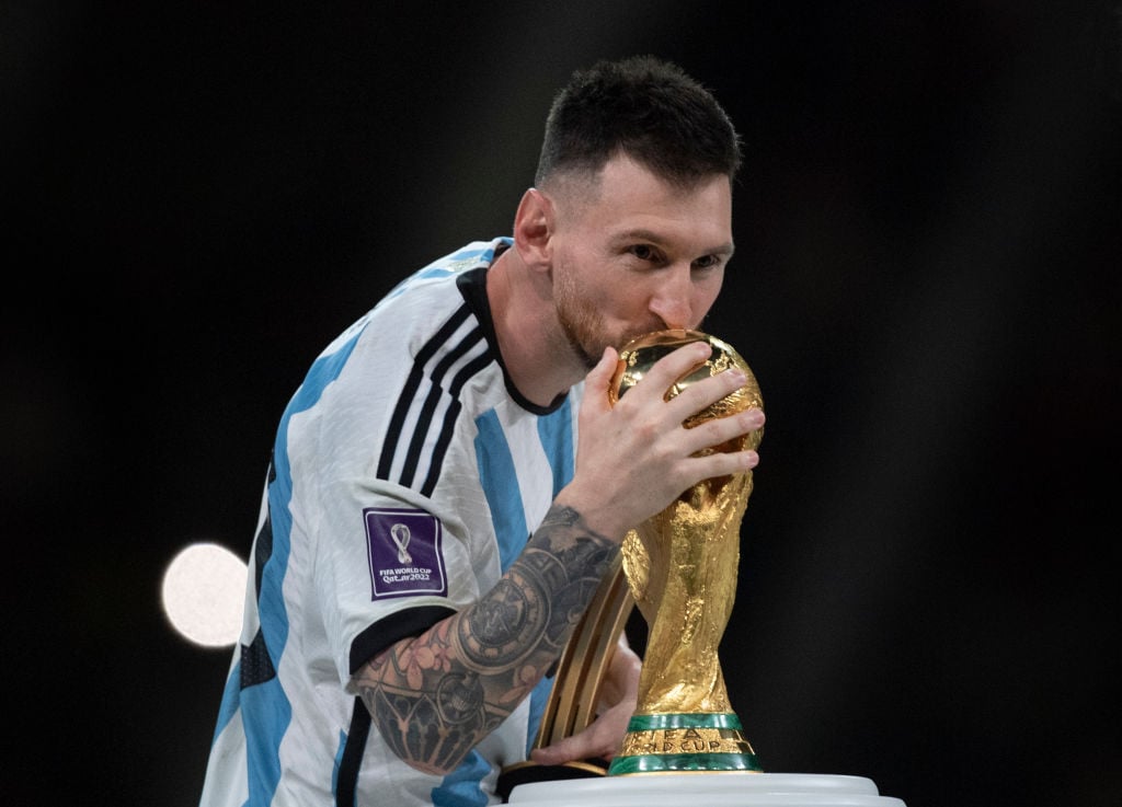 W杯トロフィーにキスするメッシ ©Visionhaus/Getty Images