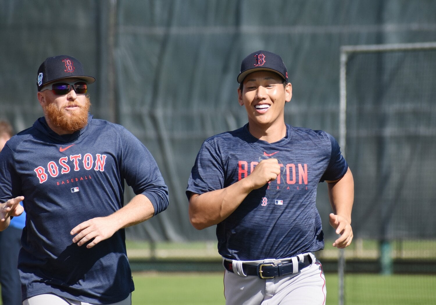 レッドソックスのキャンプ中の吉田。左の人物と比べても「マッチョ」だ　©JIJI PRESS