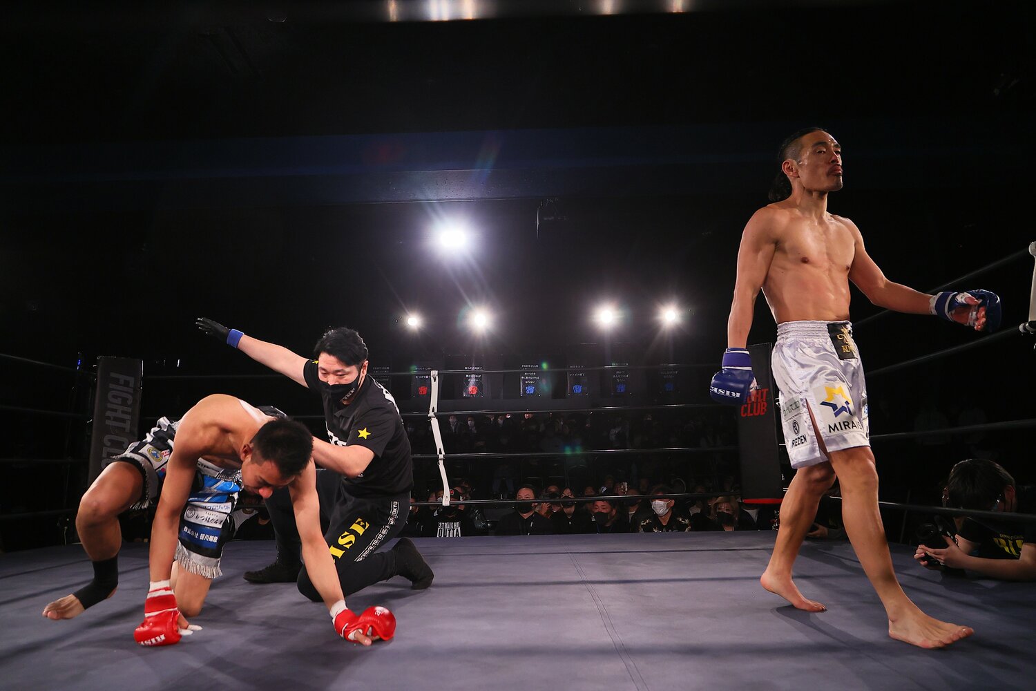 終わってみれば1ラウンド1分51秒で安彦のKO勝ちだった　©RISE